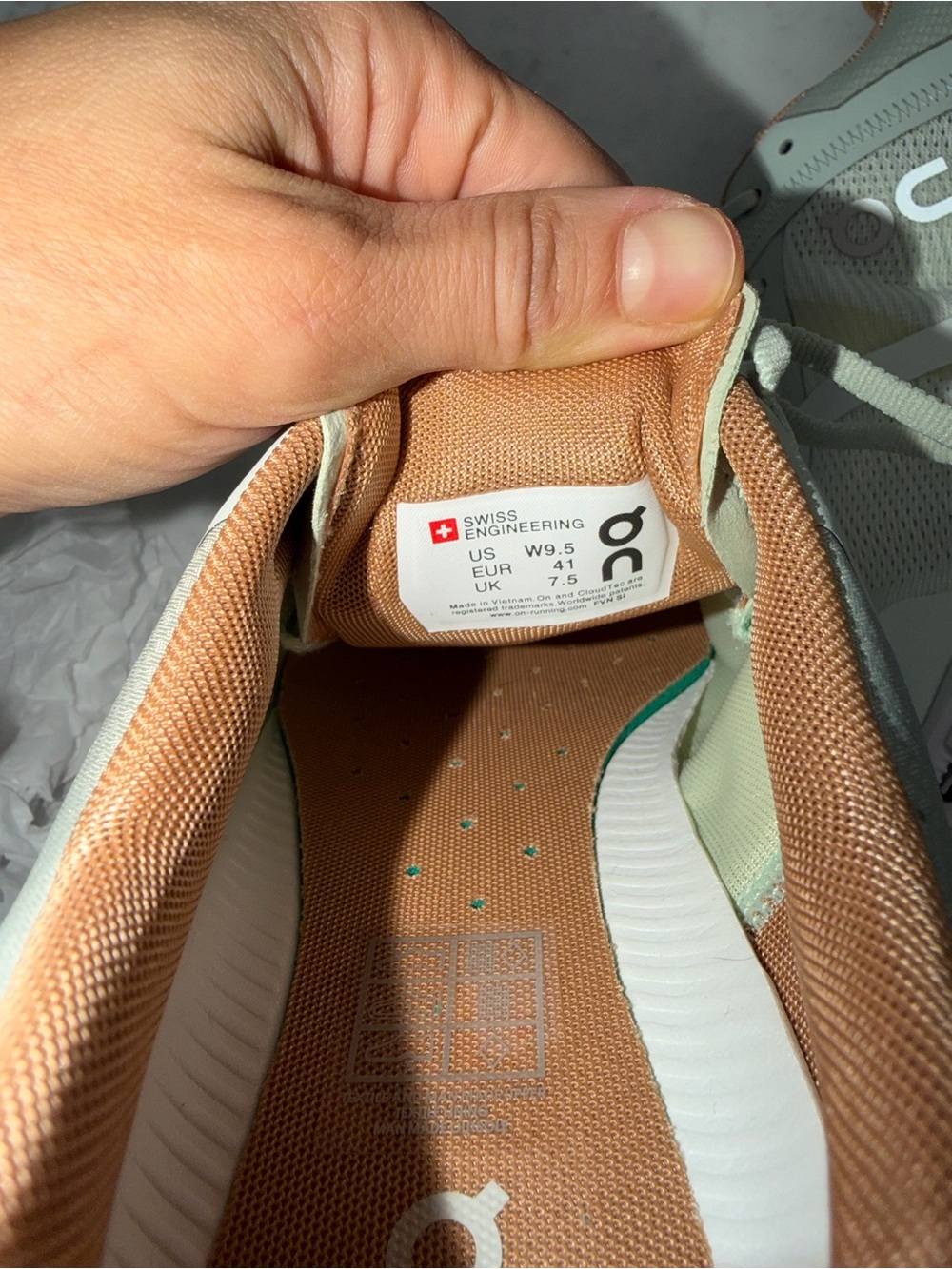 NWOB On Running Cloudflow Women's Shoe in Mint Green, White and Tan 9.5 - Picture 5 of 7